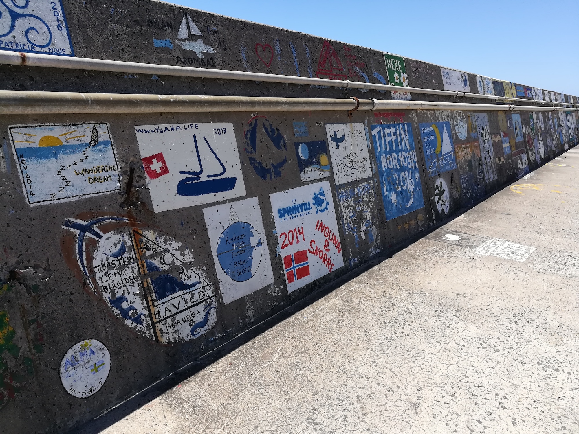 Hafenmole mit traditionellen Bildern